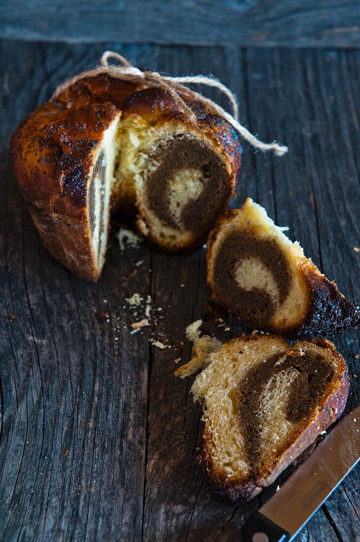 Yeast-raised nut pastry with poppyseed