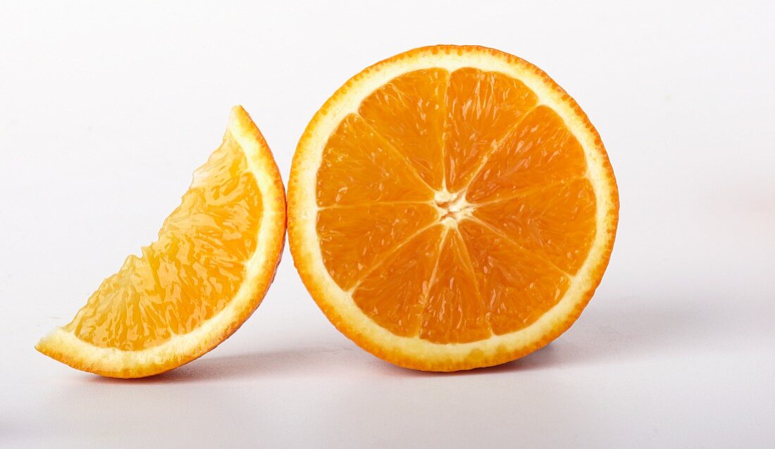 Ein Orangenschnitz und eine Orangenscheibe