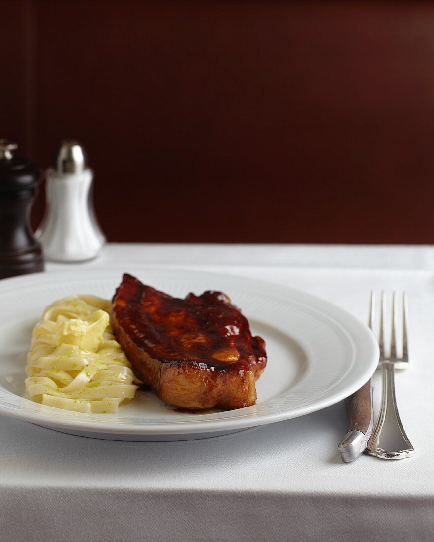 Kalbsbrustknorpelschnitte mit Bandnudeln