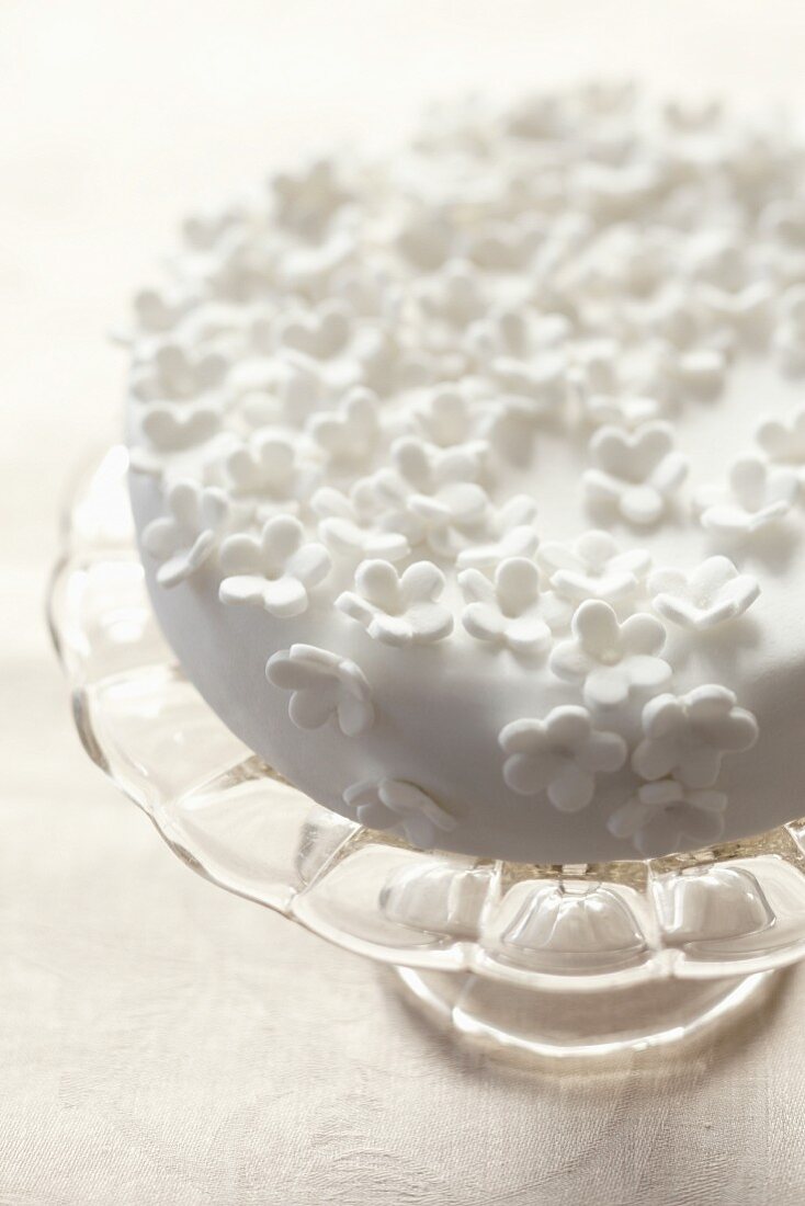 weiße Torte mit Zuckerblumen und Kirschsirup