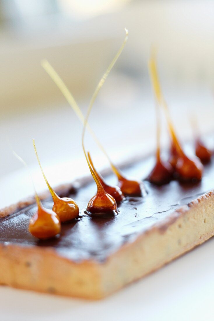 Schokoladentarte mit karamellisierten Haselnüssen