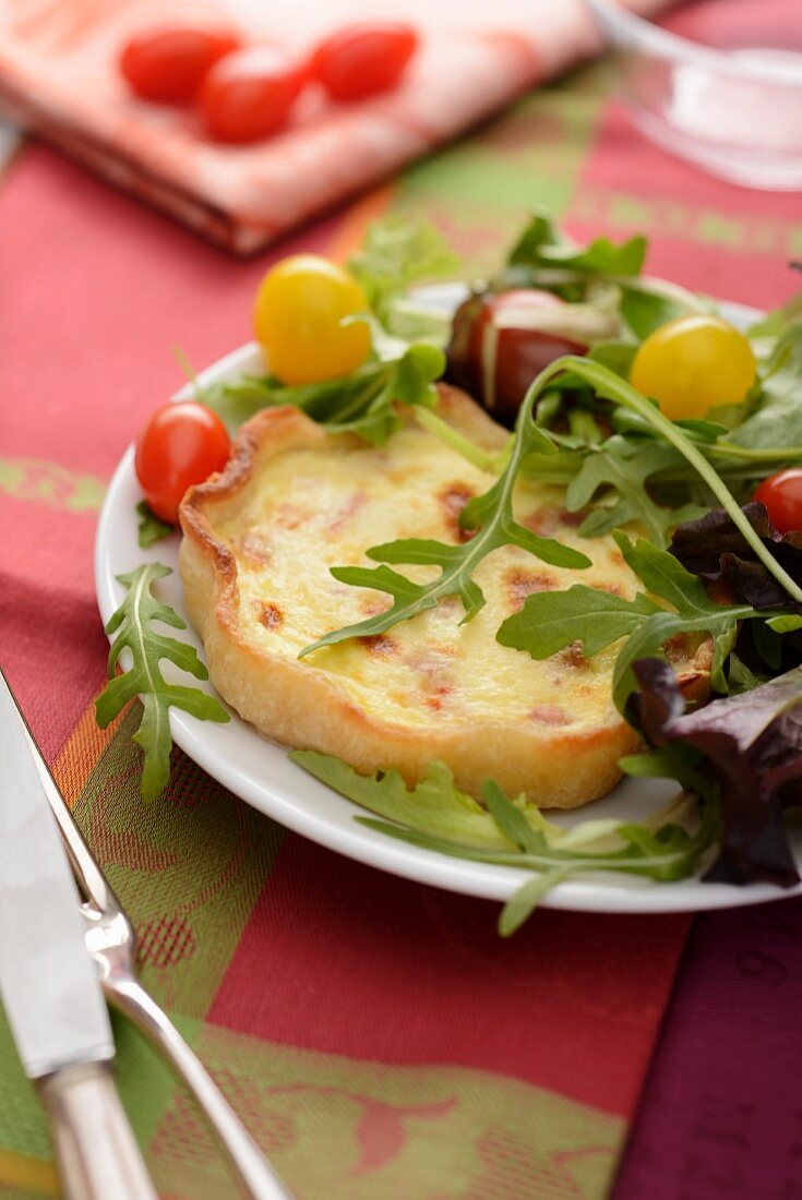 Quiche Lorraine with cherry tomatoes and rocket