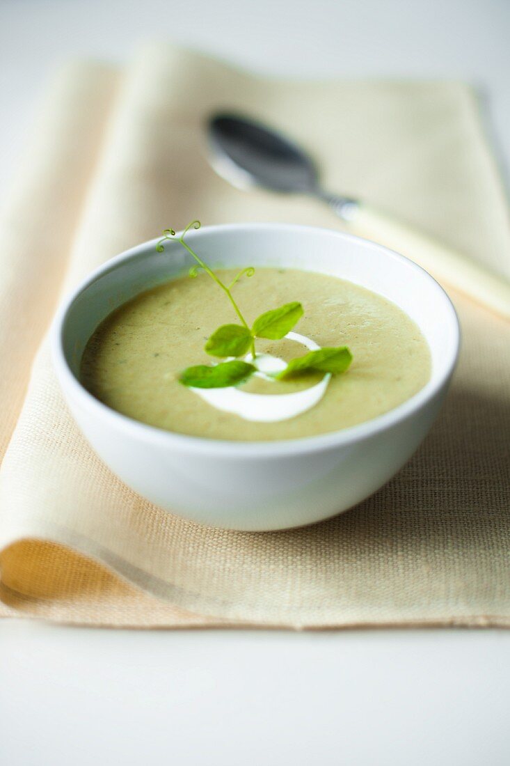 Erbsensuppe mit frischen Erbsenblättern und Sauerrahm