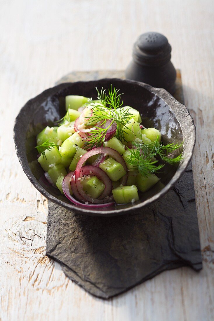 Gurkensalat mit roten Zwiebeln und Dill