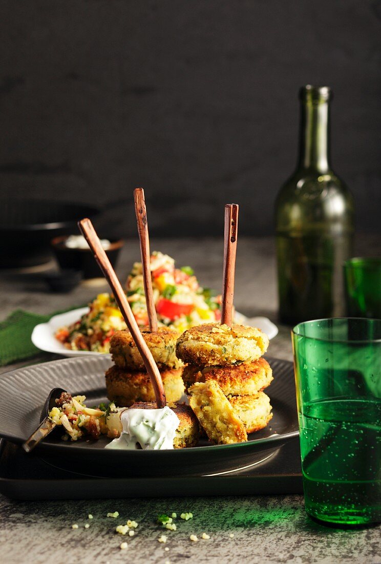 Falafelspiesse mit Sesam, Dip und Tabouleh