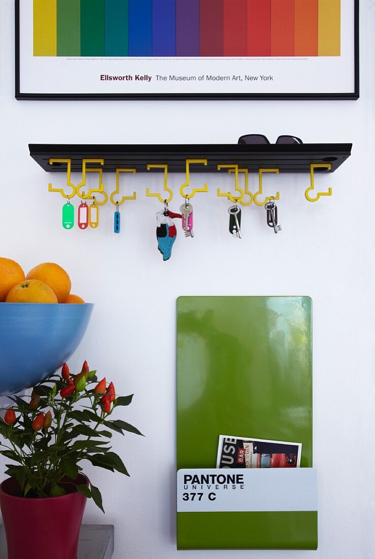 Farbenrausch in der Diele - mit originellem Schlüsselbord, Magnettafel mit Zeitungshalter und gerahmtem Plakat mit Farbfeldmalerei