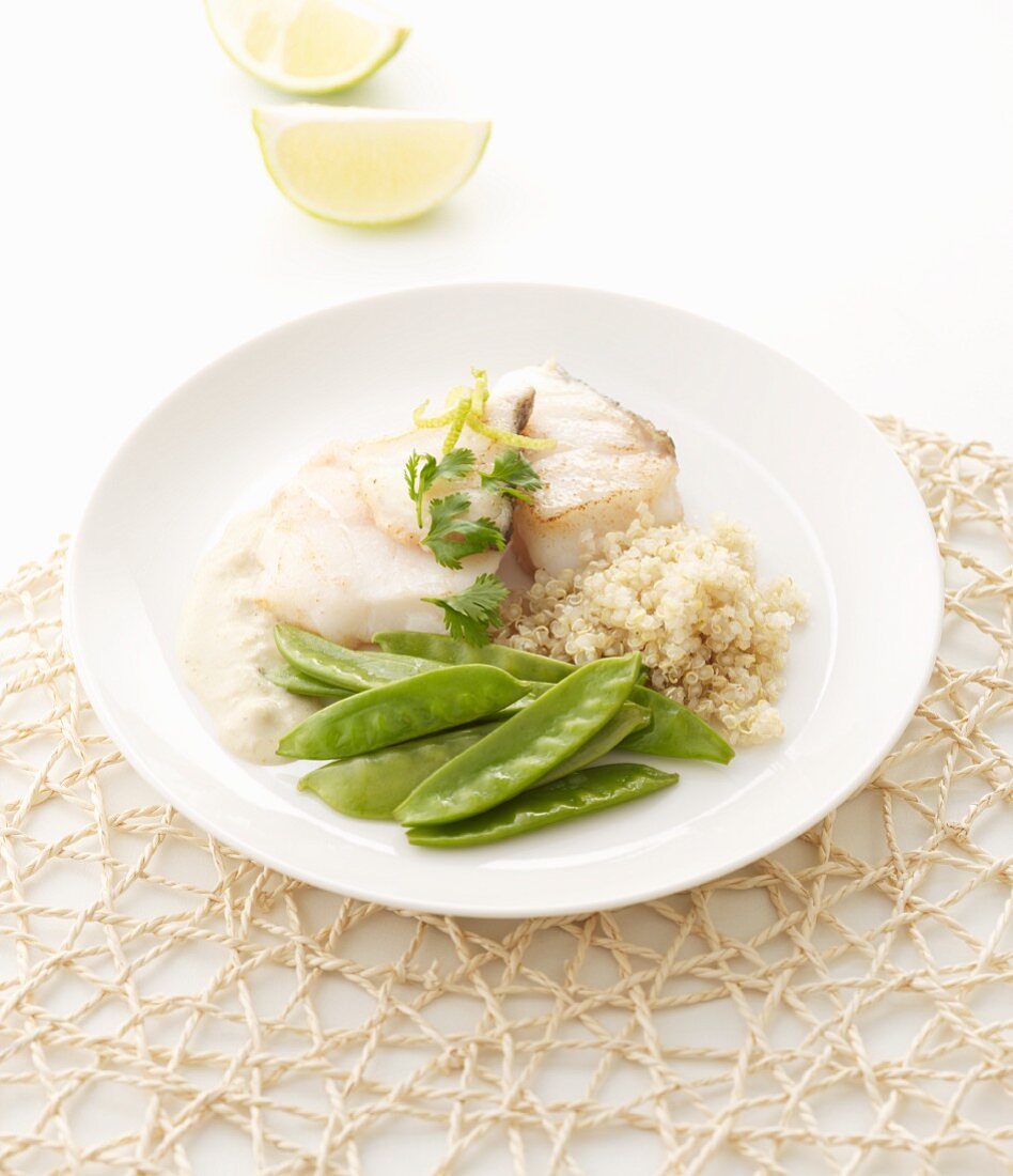 Steinköhlerfilet mit grüner Currysauce, Quinoa & Zuckerschoten