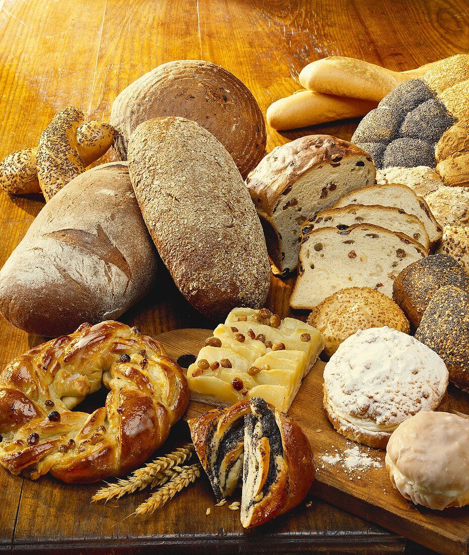 Basket bread, brown bread, baguette, raisin bread etc