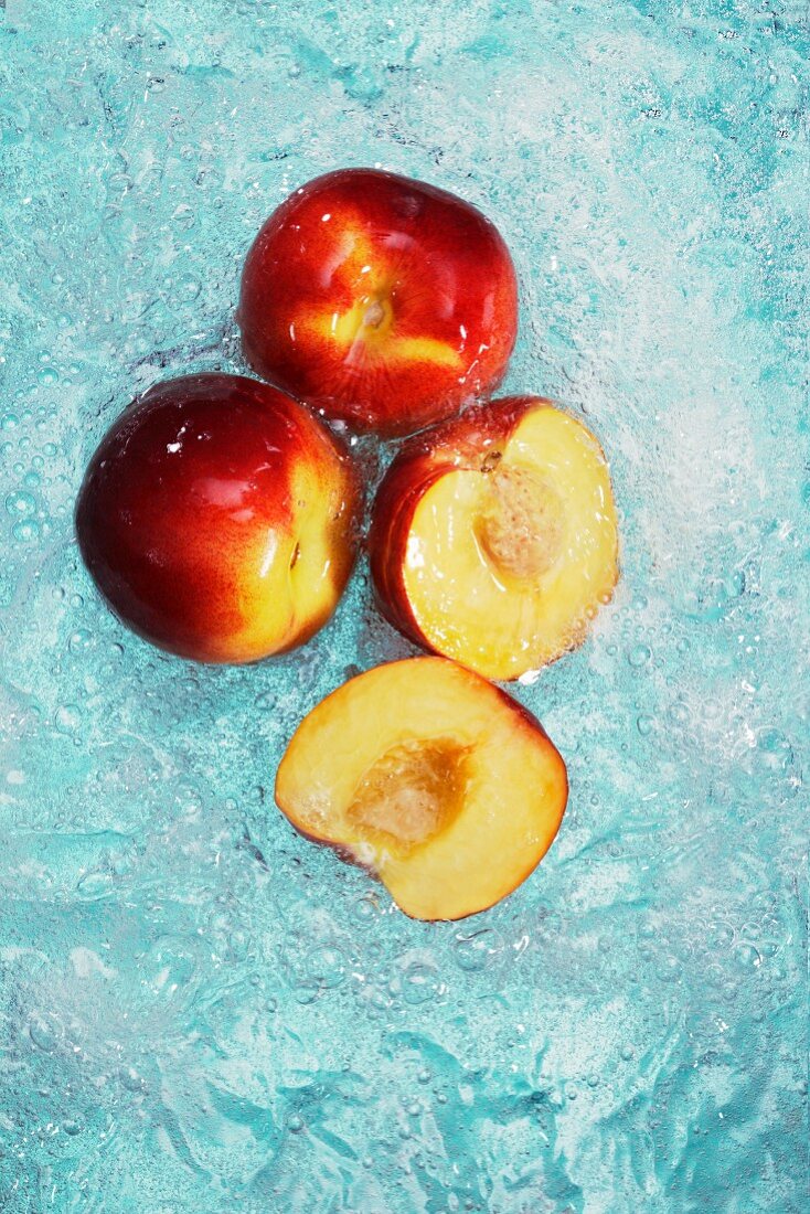 Peaches, whole and halved, in water