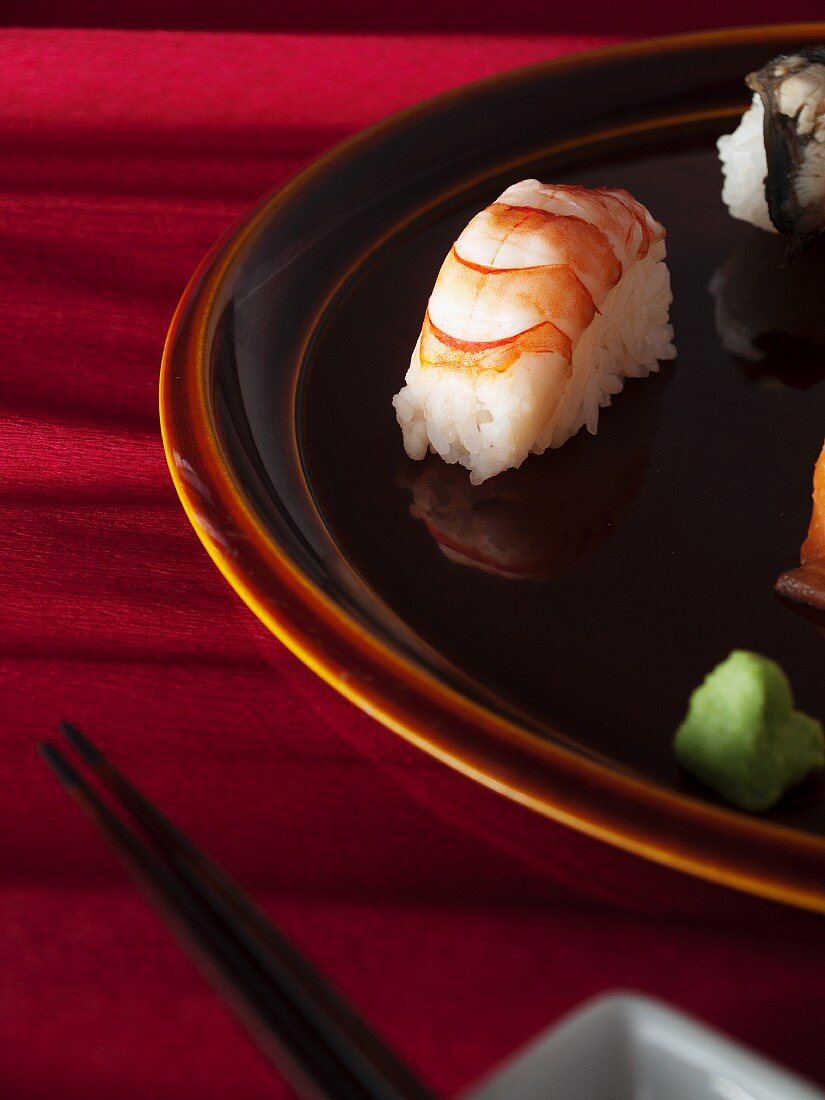 Nigiri-Sushi (Shrimp, Lachs) und Wasabi