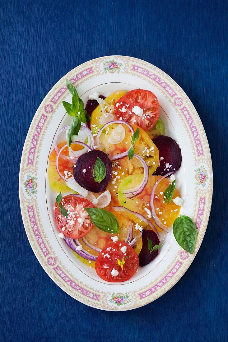 Tomatensalat mit roten Zwiebeln und Feta