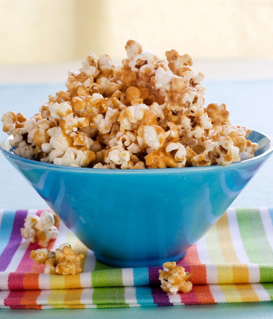 Caramel popcorn in a blue bowl
