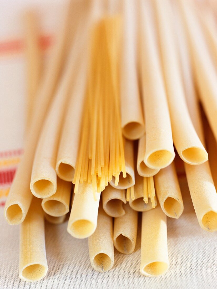 Röhrennudeln & Spaghetti (Nahaufnahme)