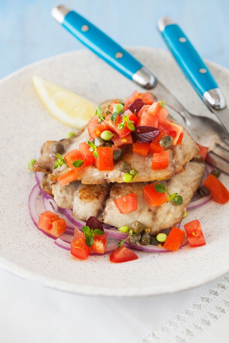 Blaufisch mit Tomaten und Kapern