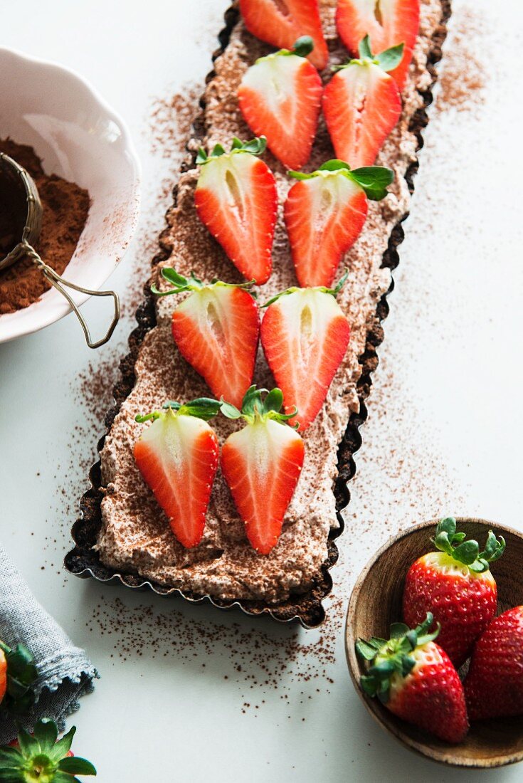 Cheesecake with chocolate and strawberries