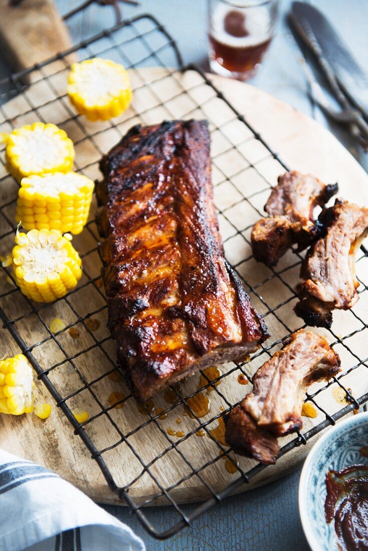 Gegrillte Spareribs mit Maiskolben