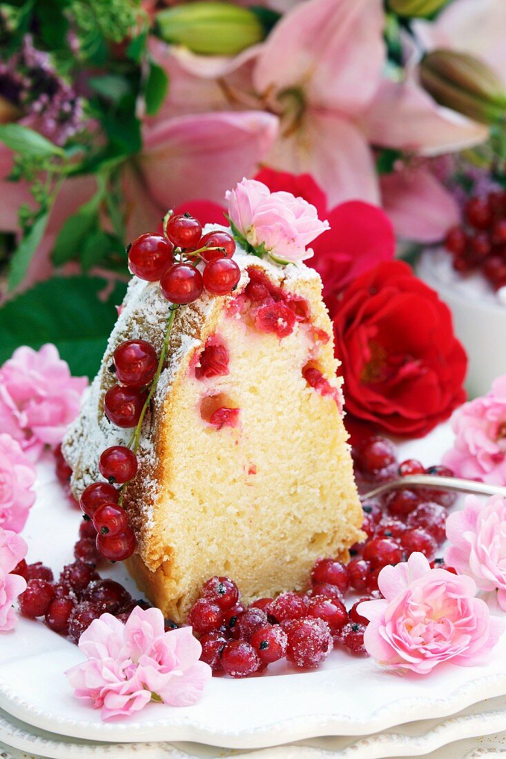 Gugelhupf mit roten Johannisbeeren und Rosendeko