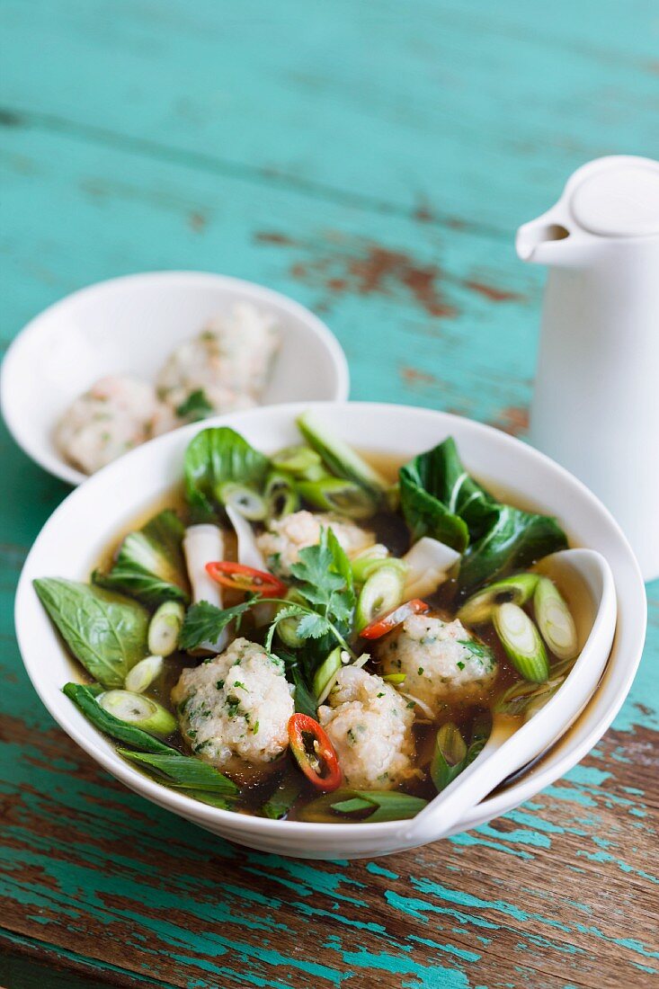 Suppe mit Gemüse & Garnelenklösschen (Asien)