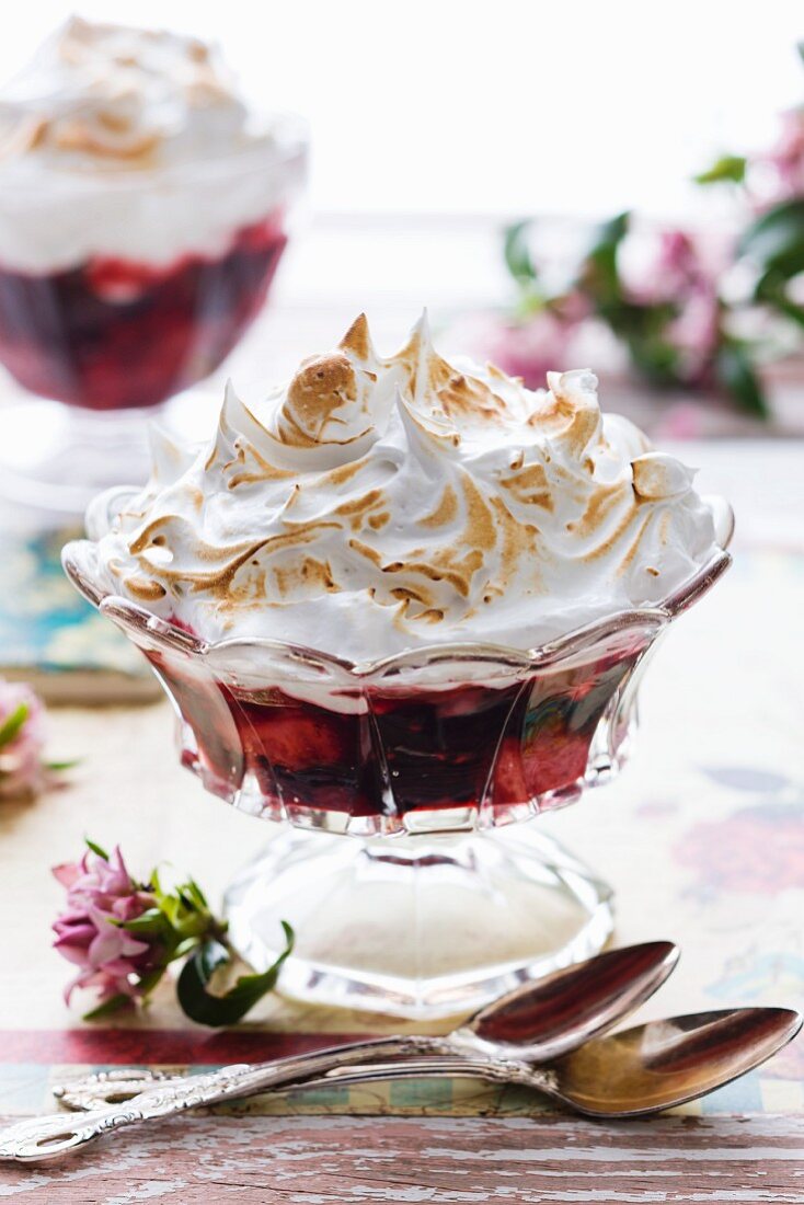 Stewed berry with meringue topping