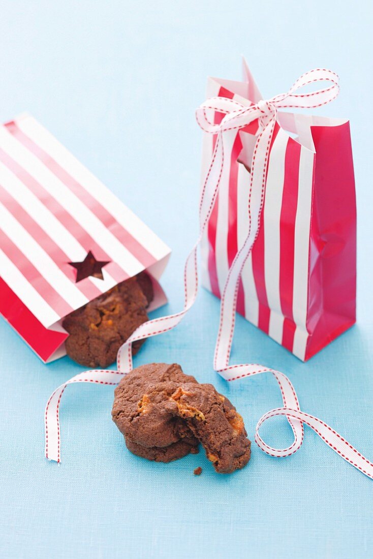 Schokoladen-Karamell-Cookies mit Erdnüssen zum Verschenken
