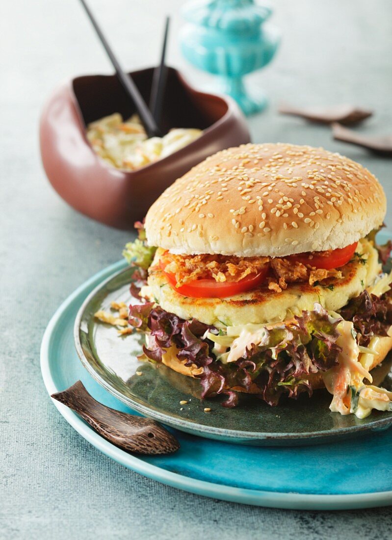 Kabeljau-Burger mit Cole Slaw und Röstzwiebeln