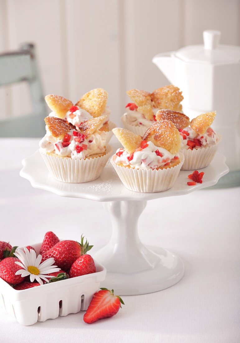 Schmetterlingscupcakes mit Erdbeersahne