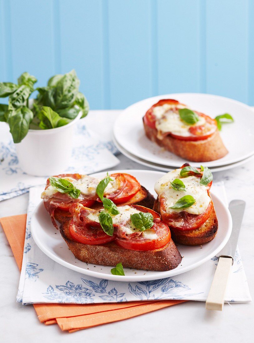 Crostini mit Tomaten, Schinken und Mozarella