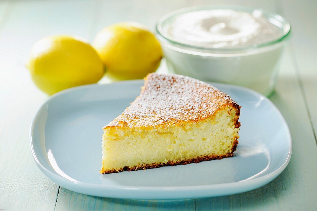 Ein Stück Zitronen-Ricotta-Käsekuchen