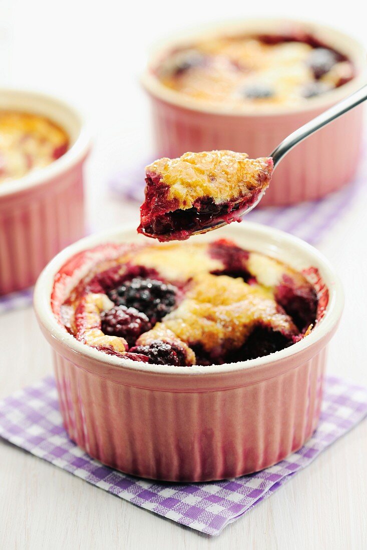 Brombeer-Clafoutis in Backform und auf Löffel