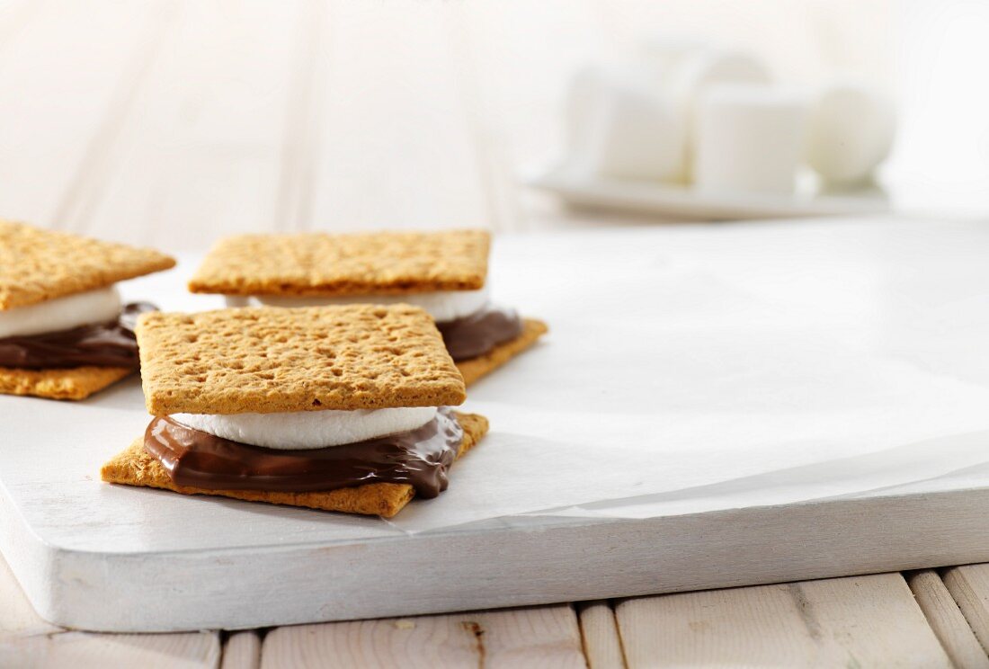 Crackers with hazelnut spread and marshmallows