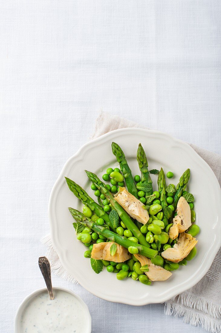 Spring salad with green asparagus, fat beans and artichokes
