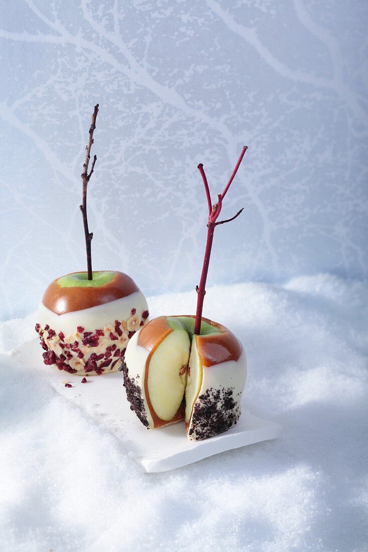 Karamelläpfel mit weisser Schokoglasur zu Weihnachten