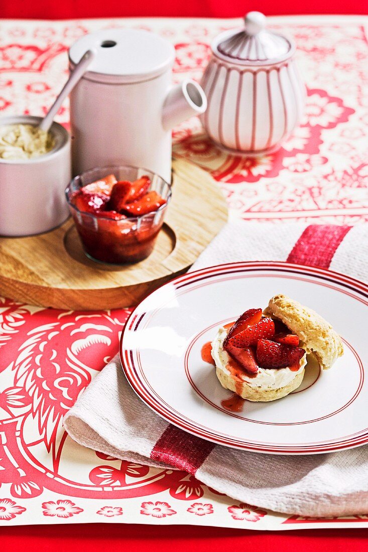 Scones mit Clotted Cream und Erdbeerkompott (England)