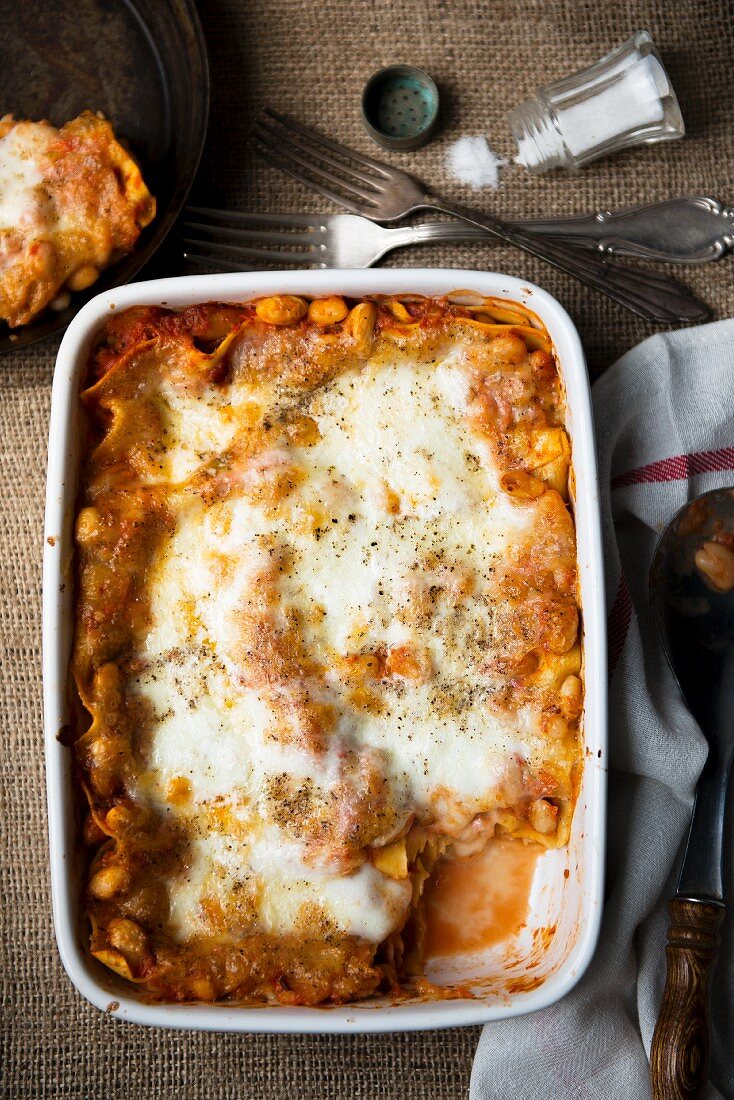 Lasagne with tomatoes, cannellini beans and mozzarella (view from above)
