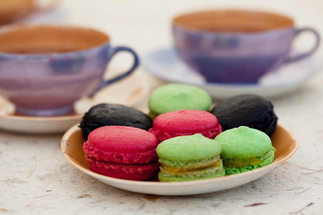 Bunte Macarons auf Gebäckteller