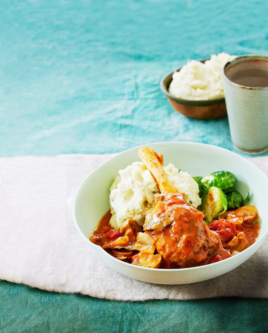 Geschmorte Lammkeule mit Pilzen und Tomaten