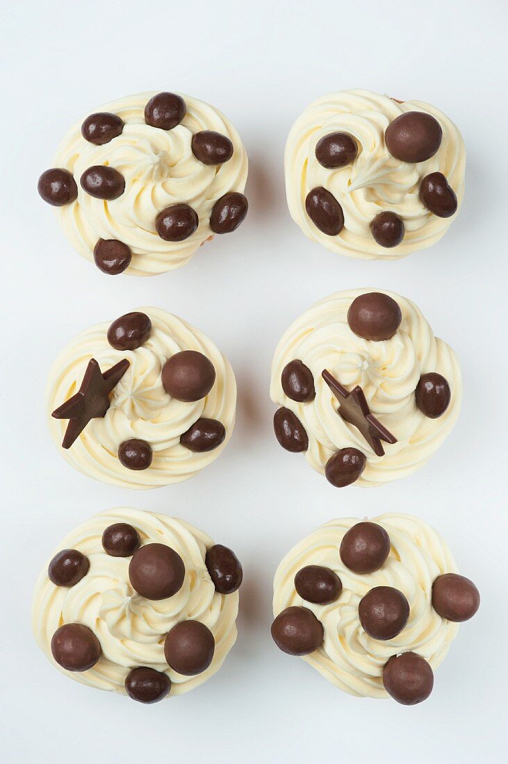 Cupcakes mit Sahnecreme und Schokoladendeko