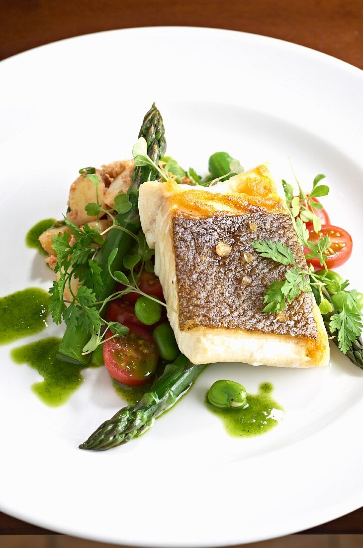 Halibut fillet with asparagus, tomatoes and peas
