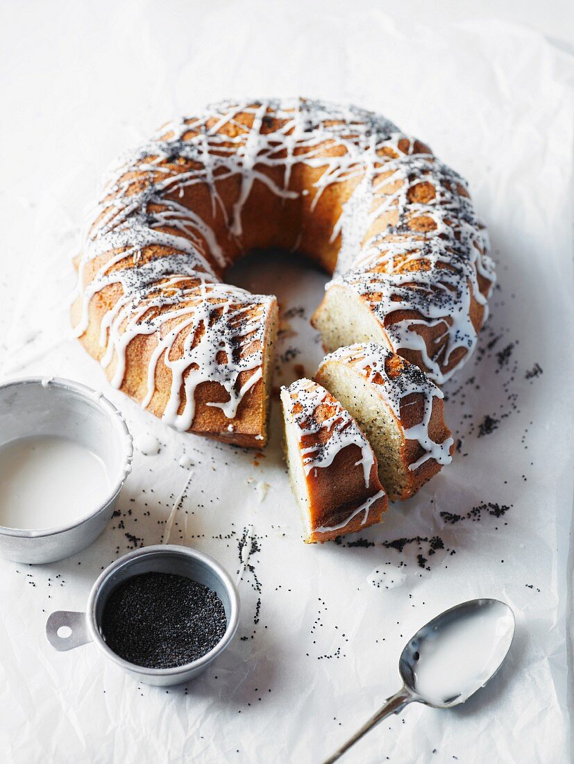 Zitronen-Mohn-Napfkuchen, angeschnitten