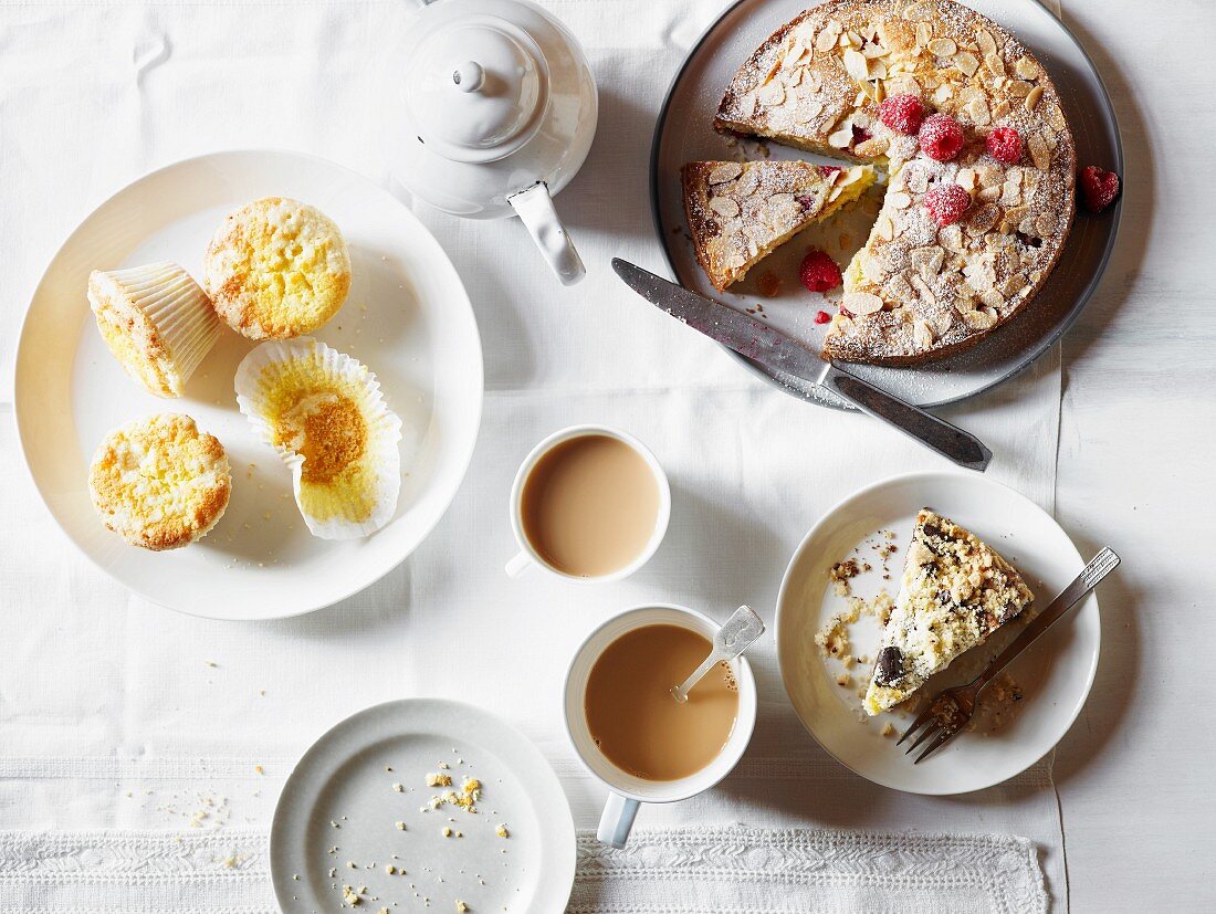 Himbeer-Mandel-Kuchen, Muffins und Tee
