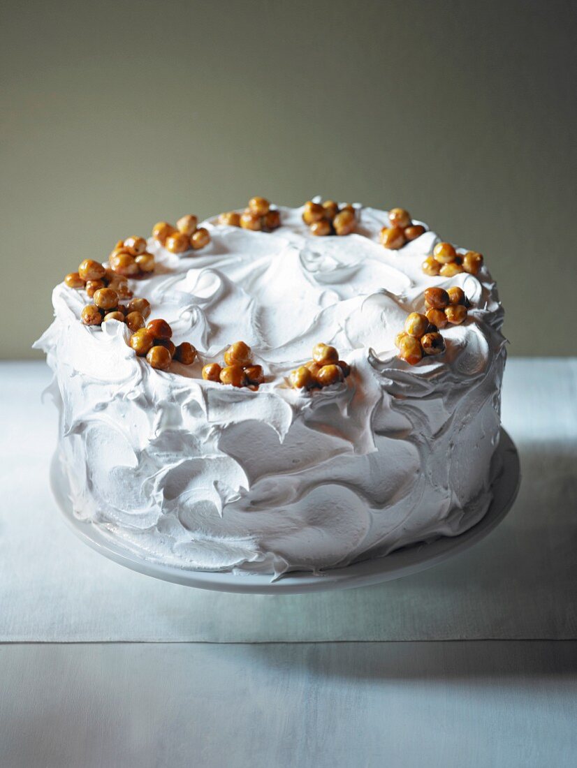 Layer cake with cream and nut brittle