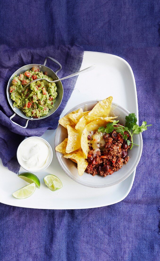 Überbackene Nachos und Hackfleisch mit Guacamole und Sauerrahm