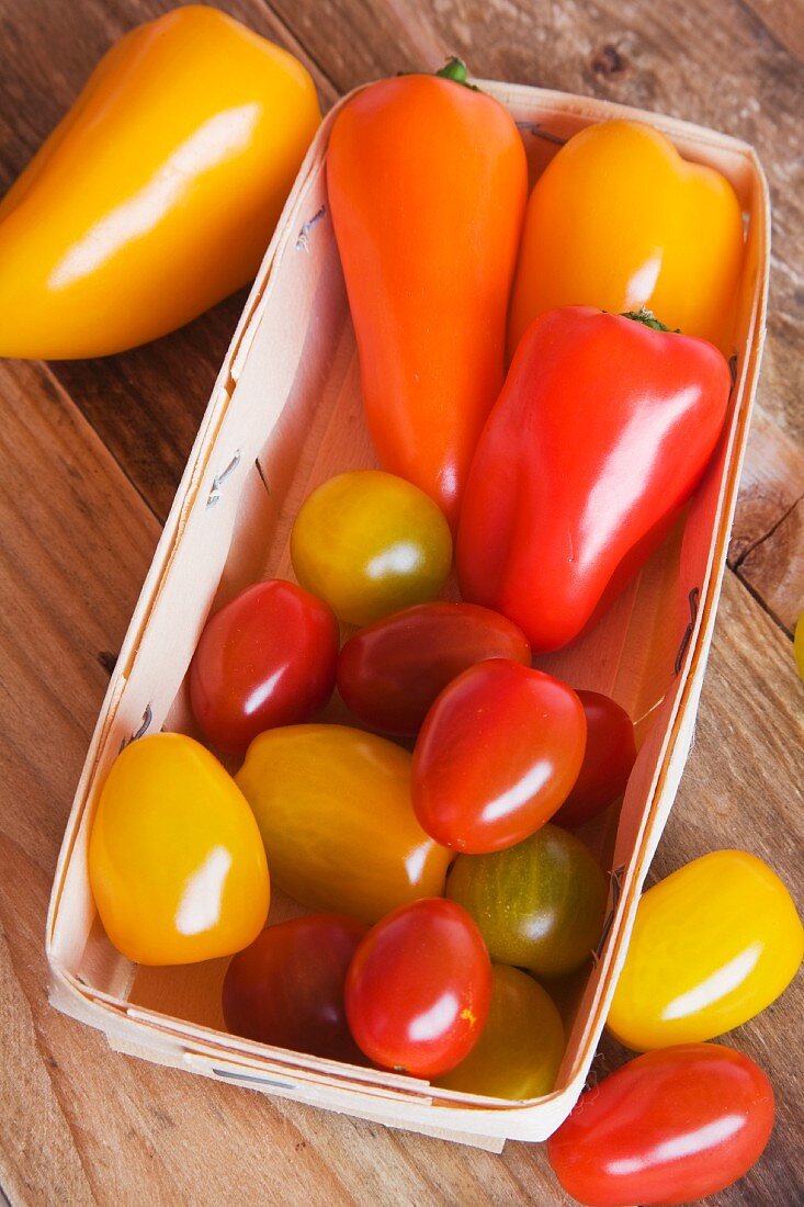 Gelbe und rote Tomaten- & Paprikasorten