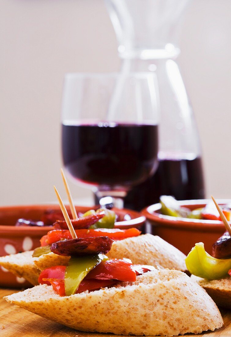 Pinchos mit Paprika & Chorizo, dazu Rotwein (Spanien)