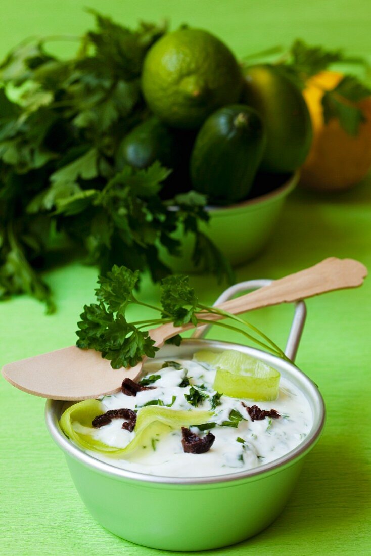 Quarkdip mit Gurkenstreifen, Petersilie & schwarzen Oliven