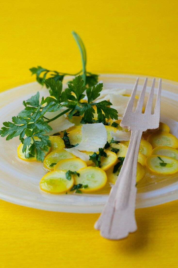 Zucchinisalat mit gelben Zucchini, Petersilie, Olivenöl & Parmesan