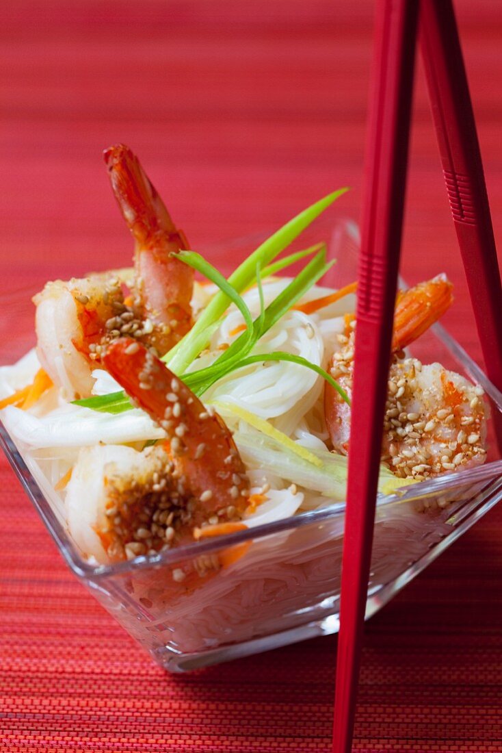Rice noodles with sesame prawns