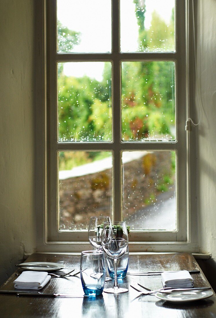 Gedeckter Tisch für Zwei an einem Fenster