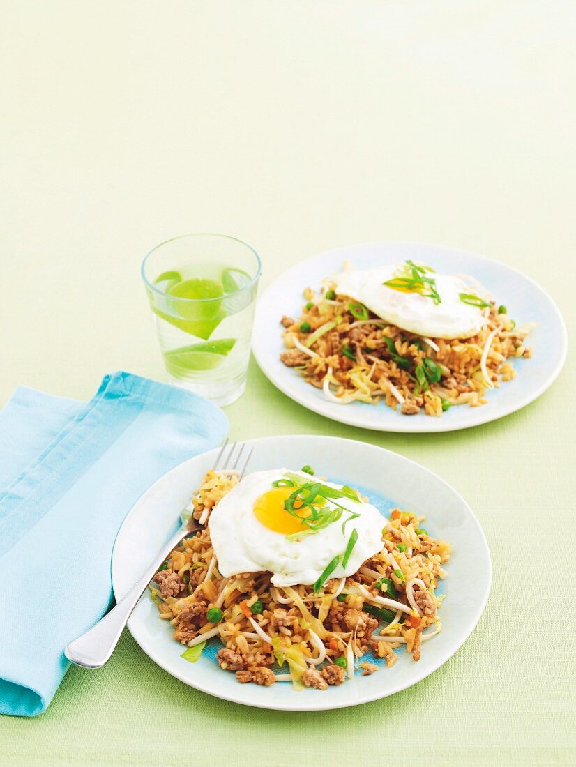 Nasi Goreng mit Hackfleisch und Spiegelei