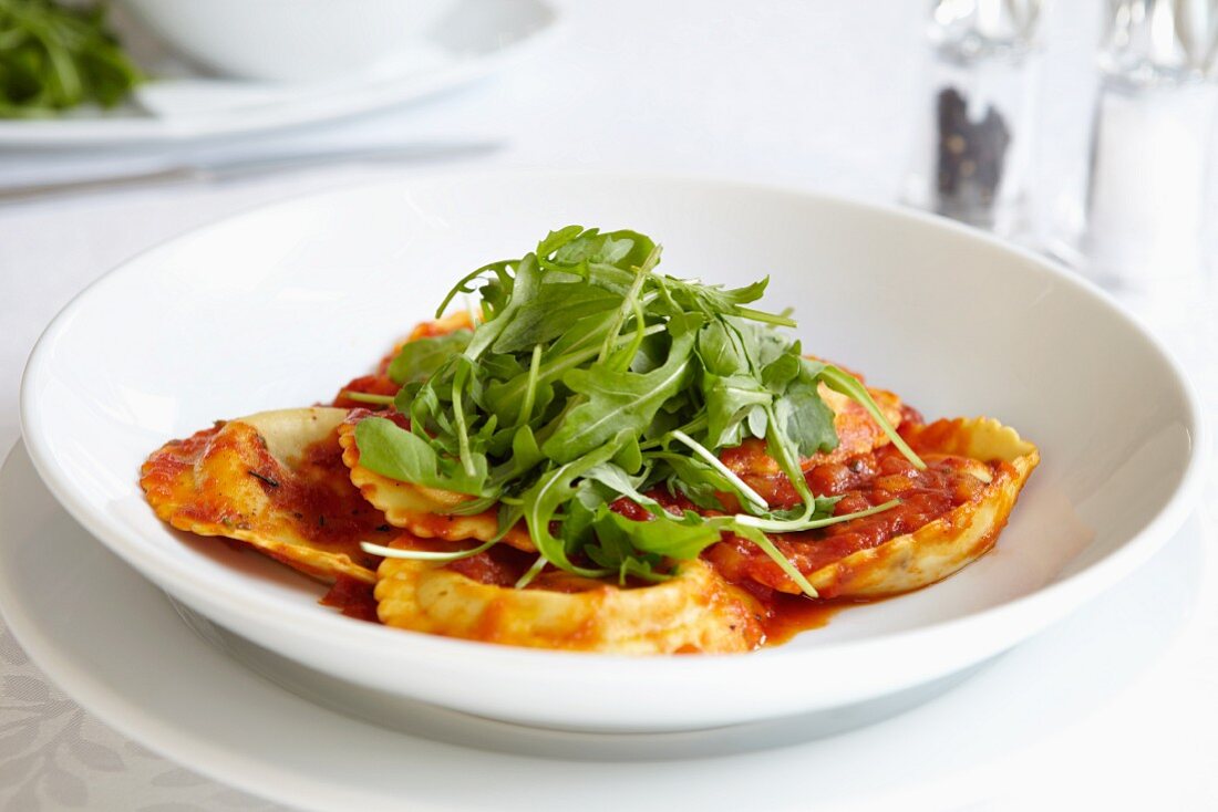 Ravioli mit Tomatensauce und Rucola